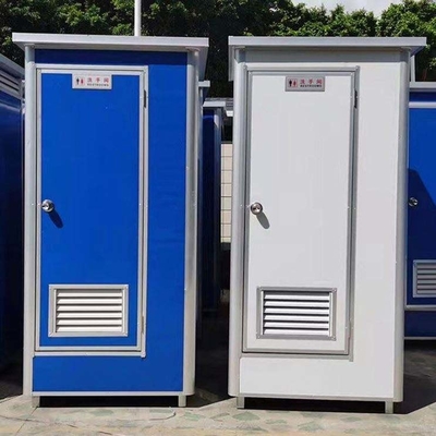 電気と水道管の付いた前立体屋外移動式単体トイレ